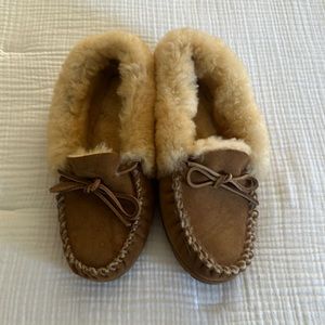 Like new fur slippers size 8